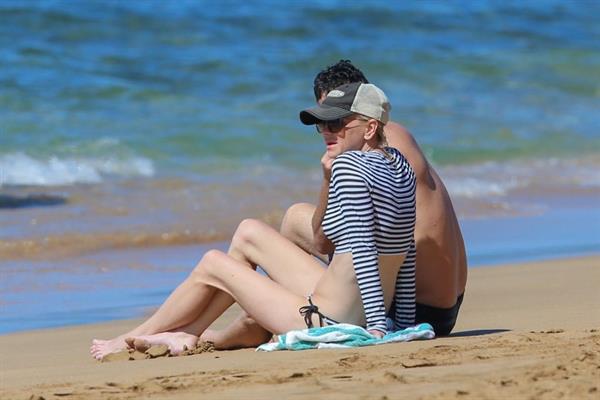 Anna Faris on the beach in Hawaii on 11/24/2018