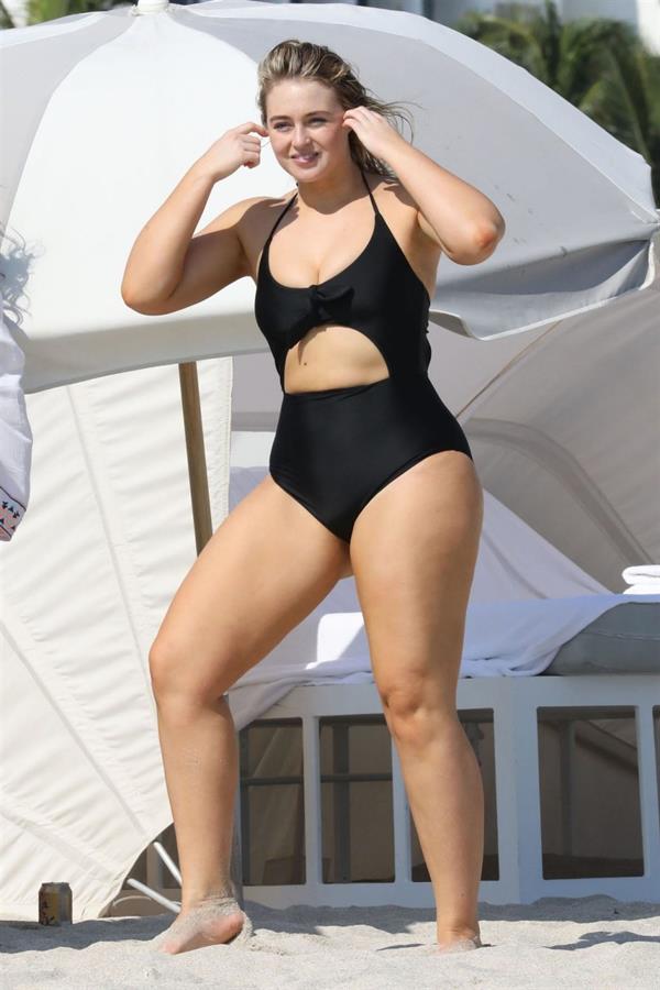 Iskra Lawrence in a swimsuit on Miami beach doing a photoshoot for Aerie on 11/26/2018