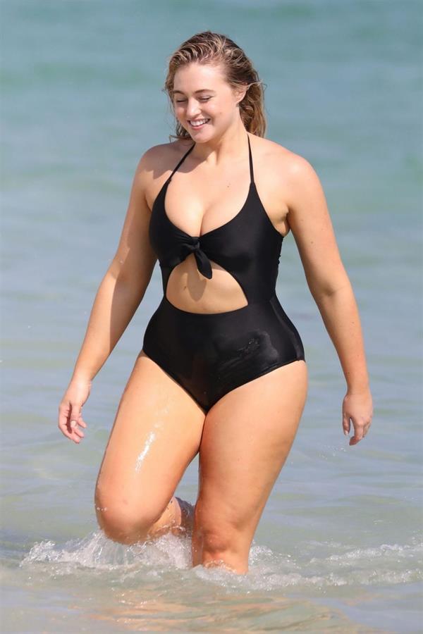 Iskra Lawrence in a swimsuit on Miami beach doing a photoshoot for Aerie on 11/26/2018