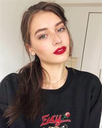 Jessica Clements taking a selfie