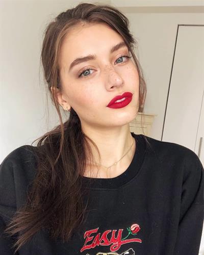 Jessica Clements taking a selfie