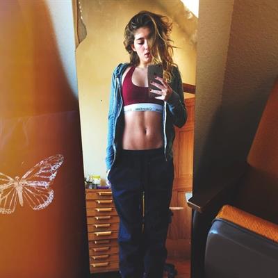 Willow Shields taking a selfie