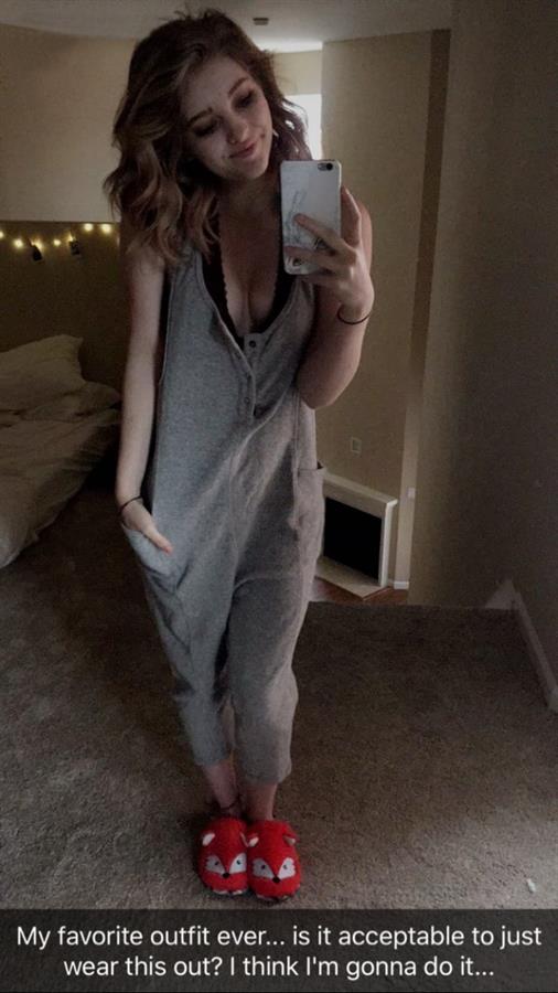 Willow Shields taking a selfie