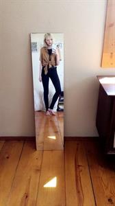 Willow Shields taking a selfie