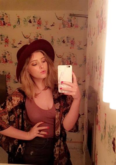 Willow Shields taking a selfie