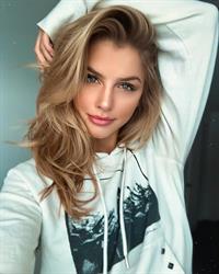 Marina Laswick taking a selfie