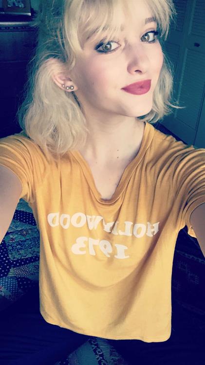 Willow Shields taking a selfie