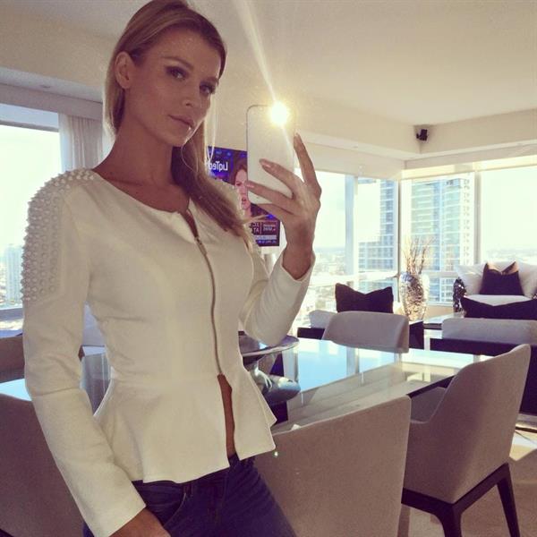 Joanna Krupa taking a selfie