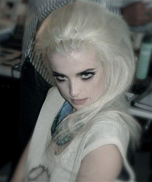 Agyness Deyn taking a selfie