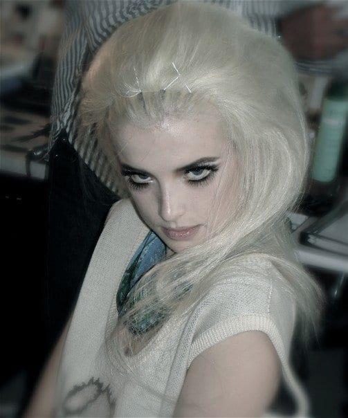 Agyness Deyn taking a selfie