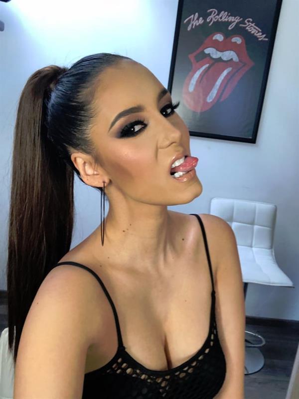 Bárbara Islas taking a selfie