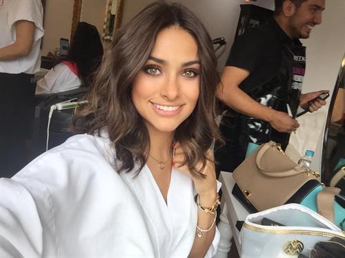 Bárbara Islas taking a selfie