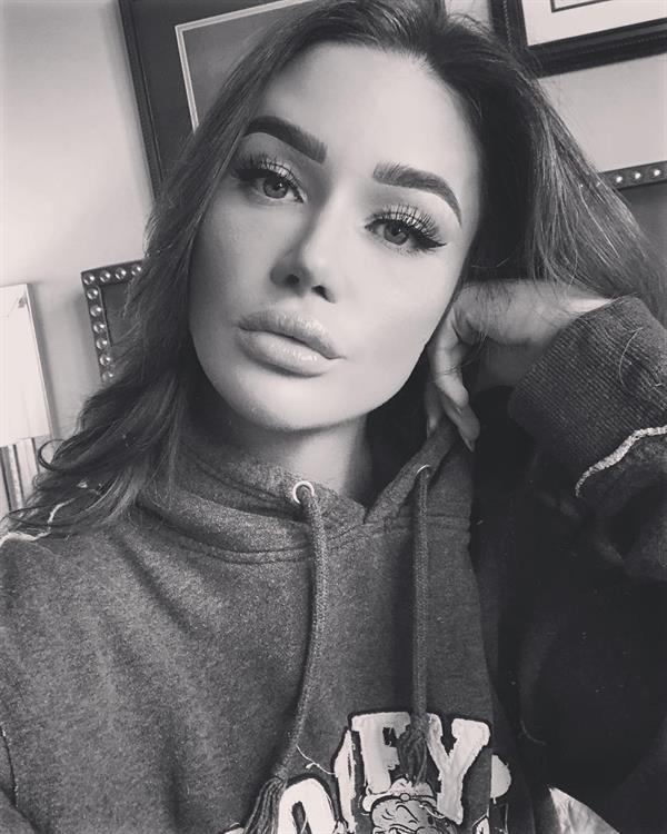 Jessica Wilde taking a selfie