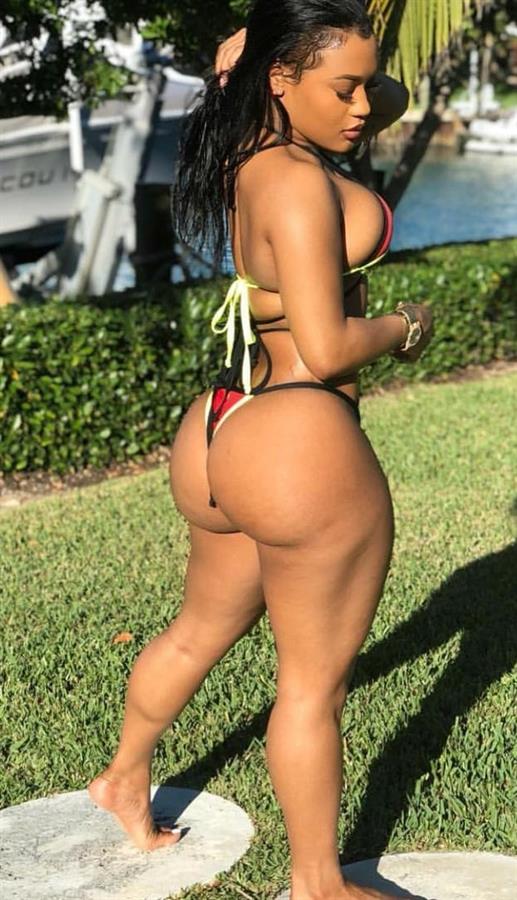 Lira Mercer in a bikini - ass