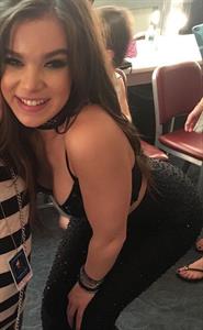 Hailee Steinfeld cleavage. 