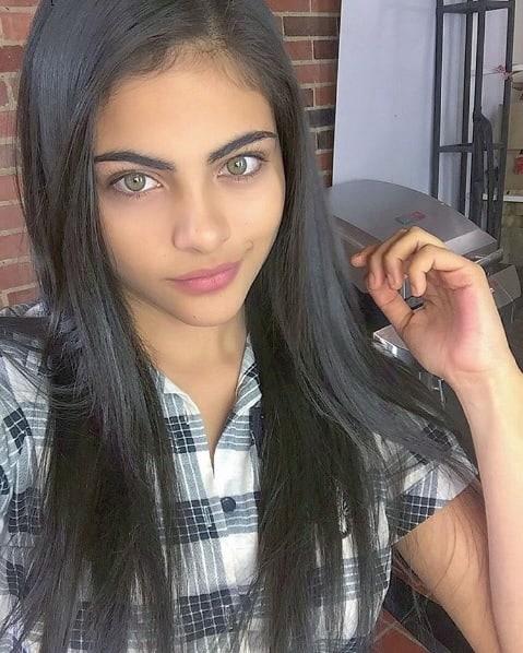 Sara Orrego taking a selfie