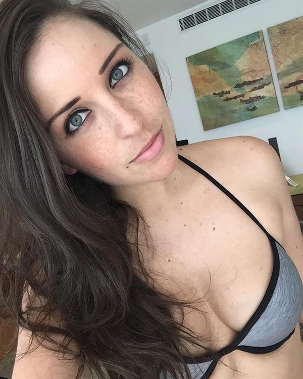 Elizabeth Barela in a bikini taking a selfie