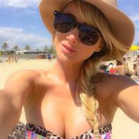 Sara Jean Underwood taking a selfie