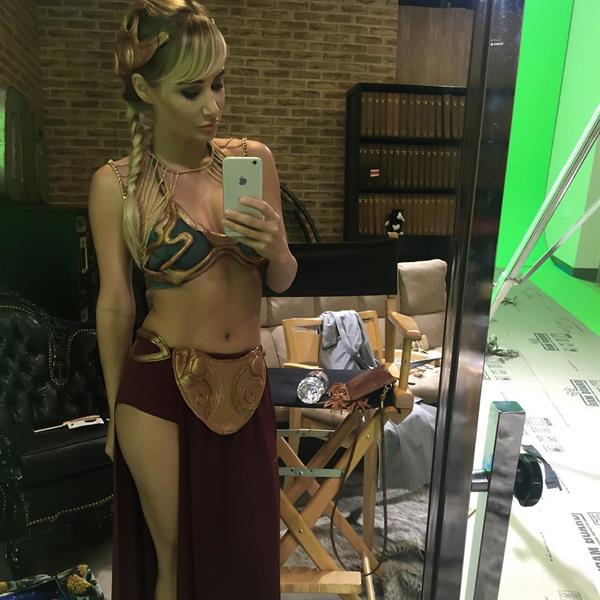 Sara Jean Underwood in a bikini taking a selfie