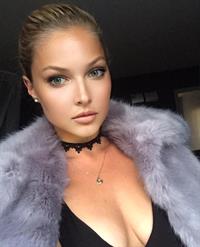 Ashley Smouter taking a selfie