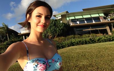 Victoria Justice taking a selfie