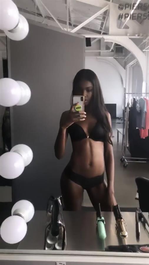 Leomie Anderson in lingerie taking a selfie