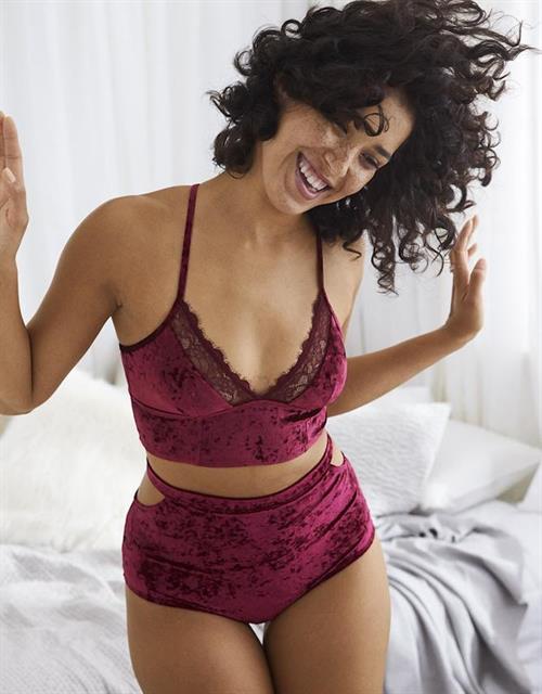 Fo Porter in lingerie