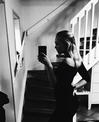 stina jonsson taking a selfie