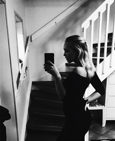 stina jonsson taking a selfie
