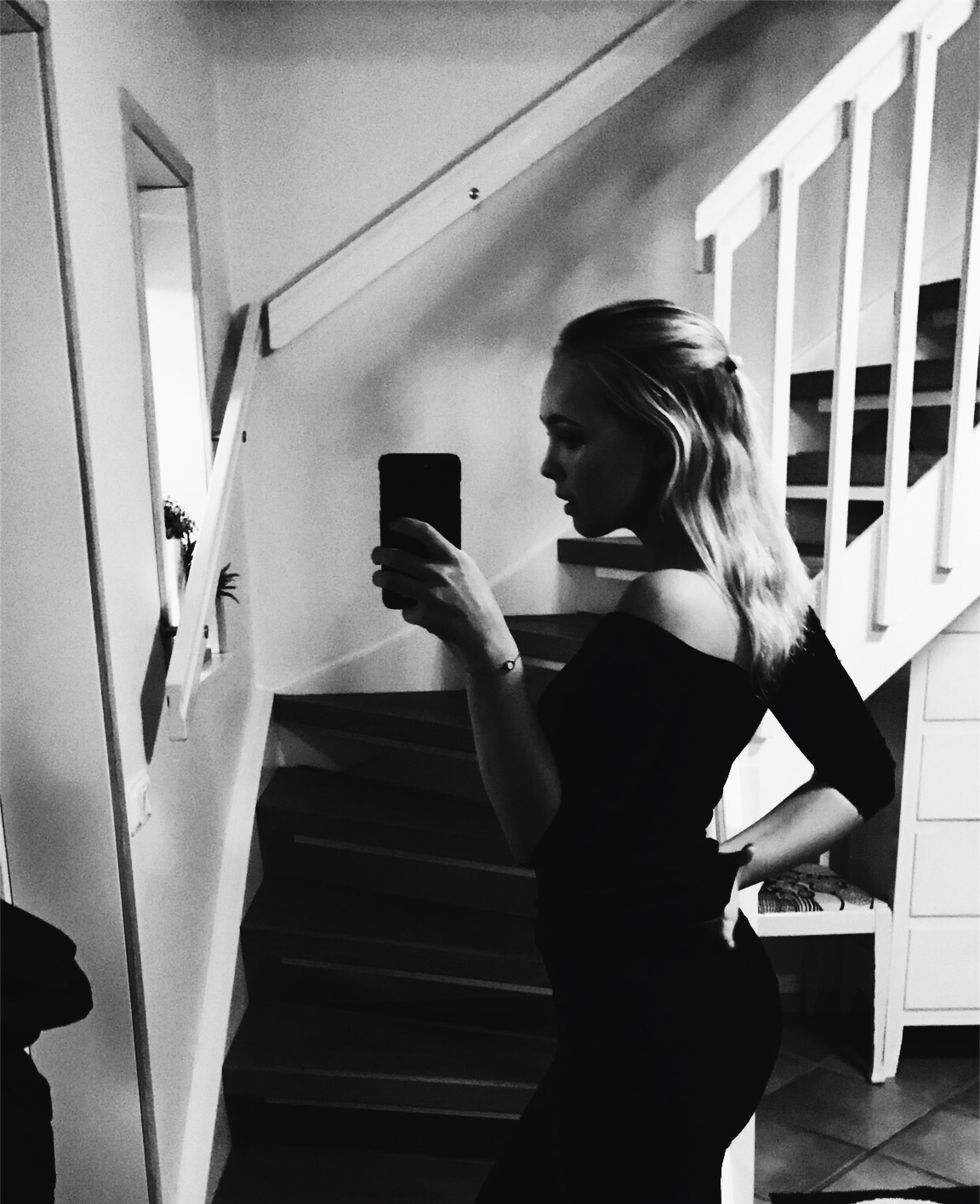 stina jonsson taking a selfie