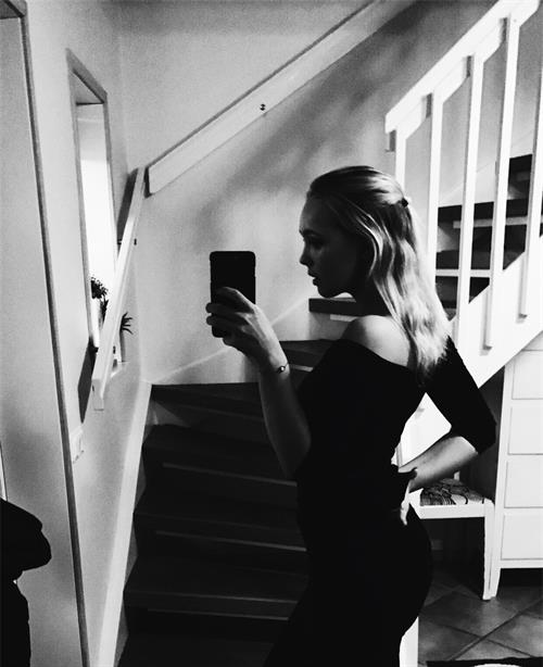 stina jonsson taking a selfie