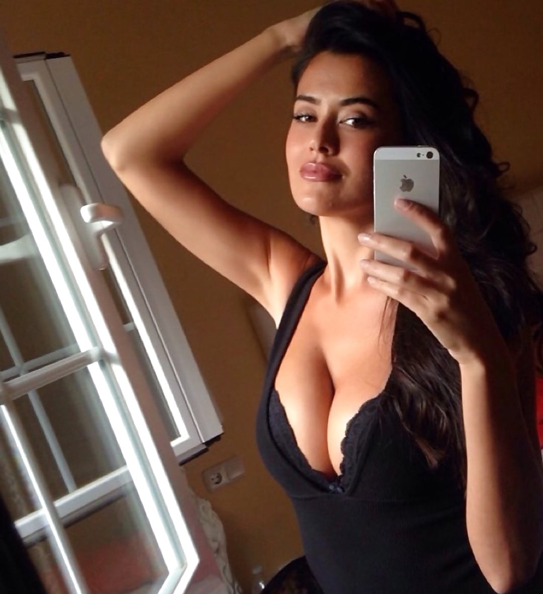 Eva Padlock taking a selfie