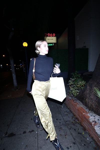 Delilah Hamlin braless boobs in a black top showing her tits seen by paparazzi.










