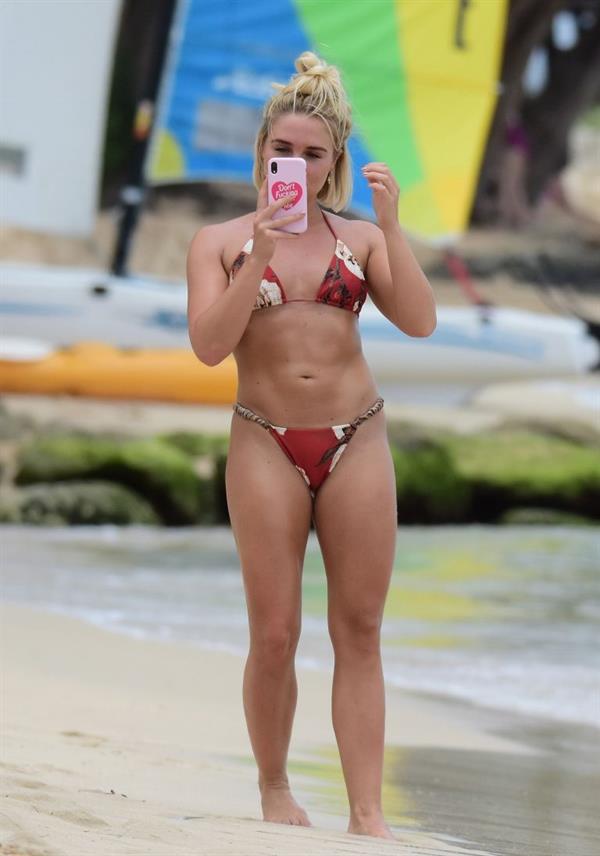 Gabby Allen sexy bikini photos seen by paparazzi on a beach in Barbados she has a nice ass.








