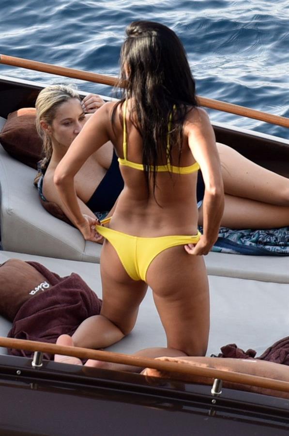 Nicole Scherzinger in a sexy bikini on a boat in Capri showing her ass and nice cleavage seen by paparazzi.












