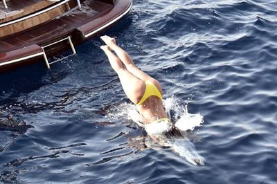 Nicole Scherzinger in a sexy bikini on a boat in Capri showing her ass and nice cleavage seen by paparazzi.












