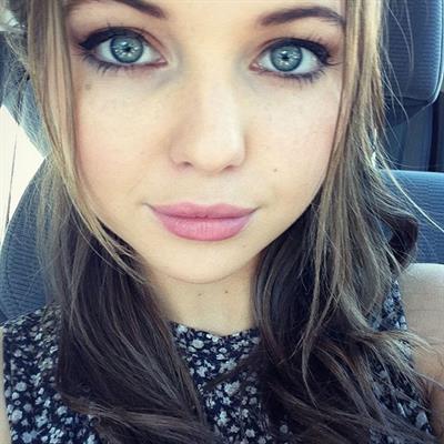 Sammi Hanratty taking a selfie