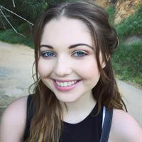 Sammi Hanratty taking a selfie