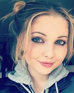 Sammi Hanratty taking a selfie