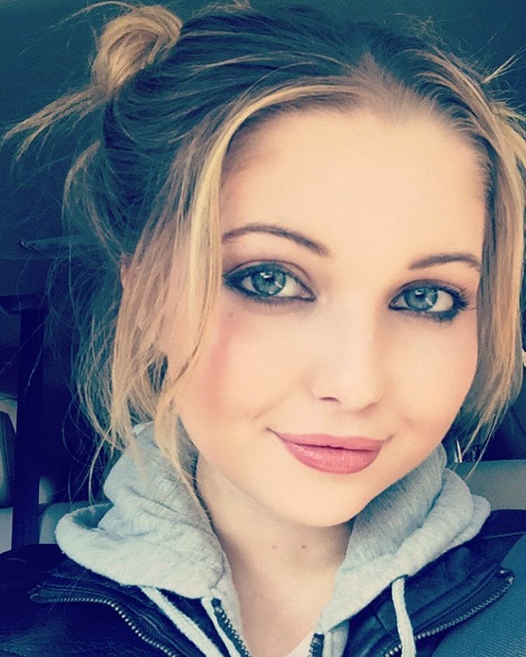 Sammi Hanratty taking a selfie