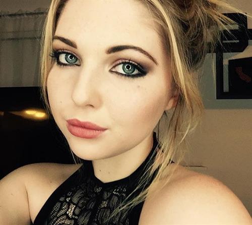 Sammi Hanratty taking a selfie