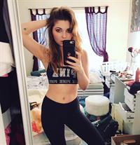 Sammi Hanratty taking a selfie