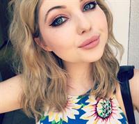 Sammi Hanratty taking a selfie