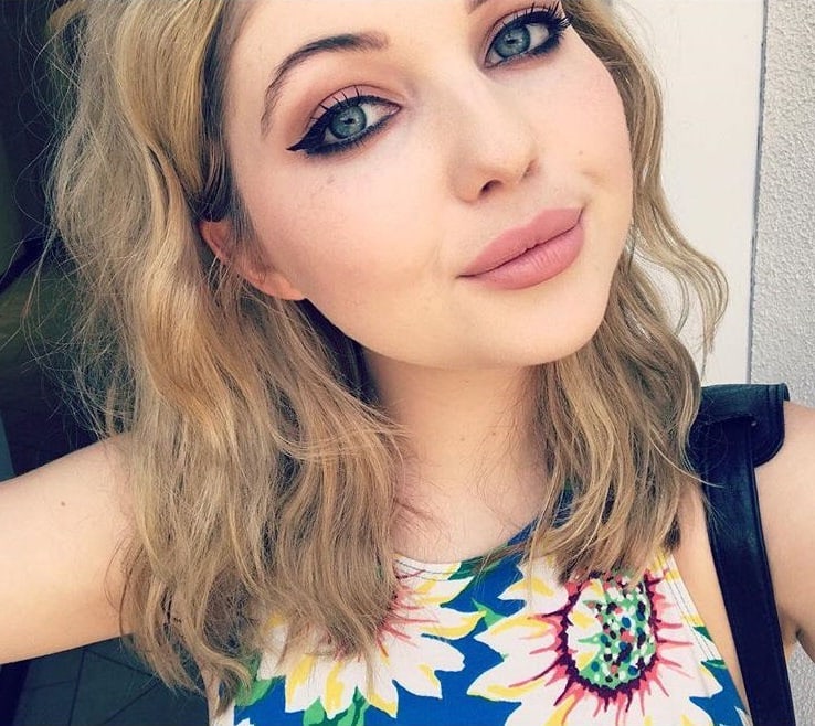 Sammi Hanratty taking a selfie