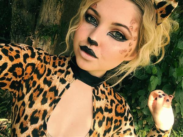 Sammi Hanratty taking a selfie