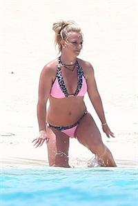 Britney Spears in a sexy bikini on the beach seen by paparazzi.





