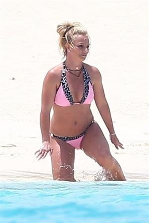Britney Spears in a sexy bikini on the beach seen by paparazzi.




