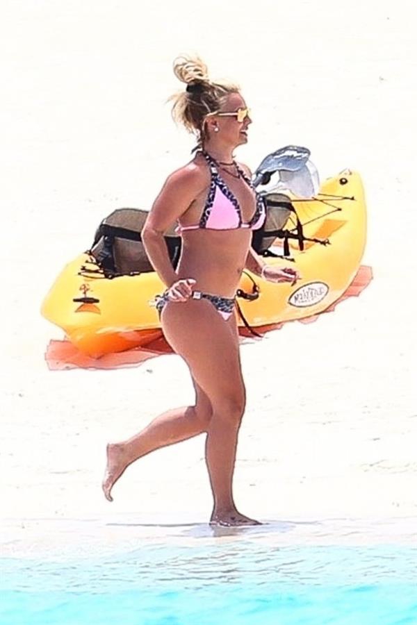 Britney Spears in a sexy bikini on the beach seen by paparazzi.




