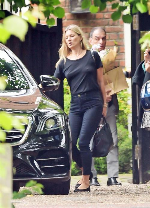 Kate Moss Pictures Kate Moss braless tits pokies seen by paparazzi.