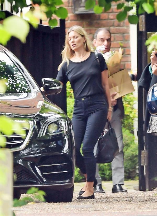 Kate Moss braless tits pokies seen by paparazzi.













